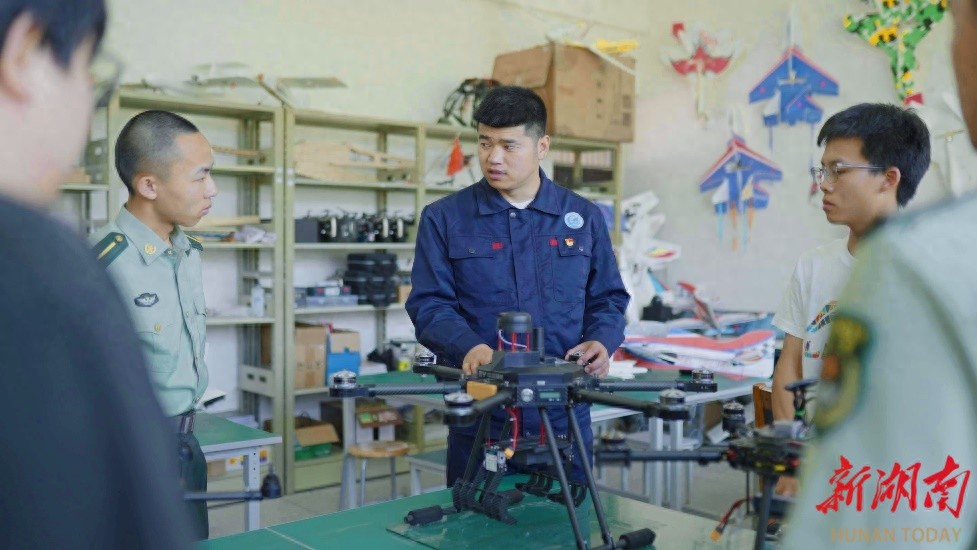 张家界航空工业职业技术学院劳模创新工作室：培养高技能人才的秘密武器  第1张