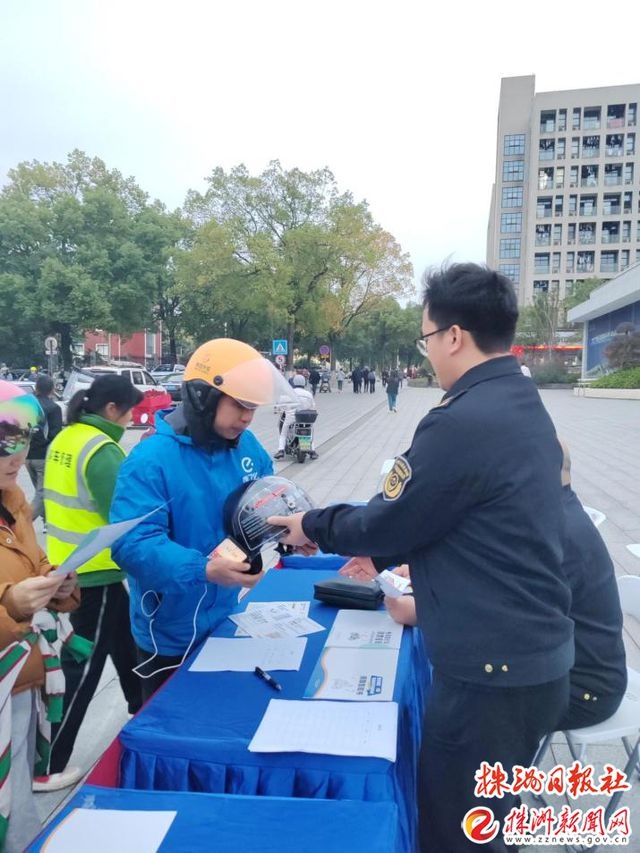石峰区市场监管局免费发放50顶安全头盔，电动自行车出行安全再升级  第4张