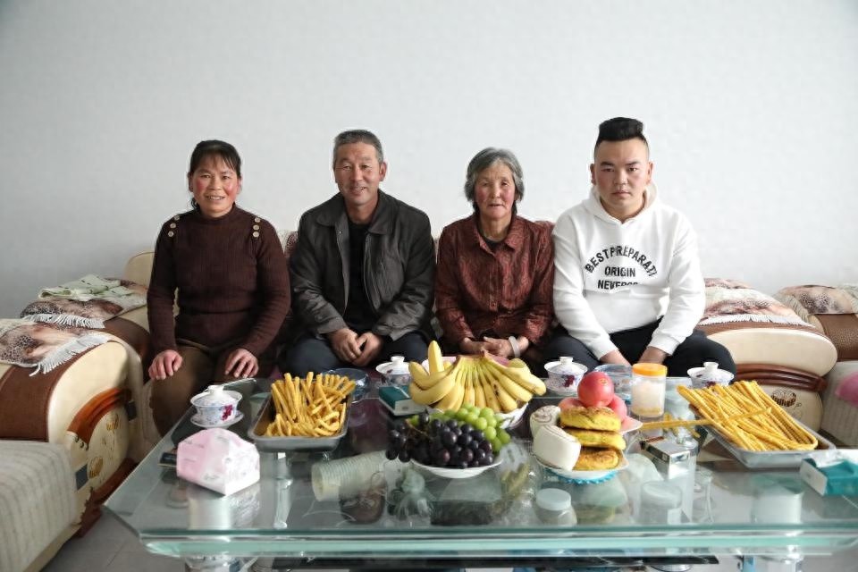 零下寒风中的温暖奇迹：积石山地震后，白正录的新家如何成为避风港？