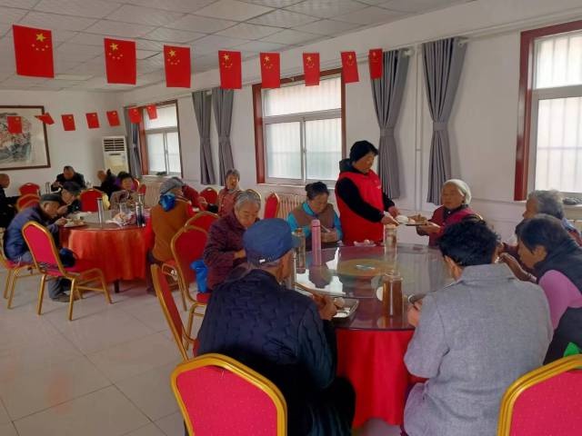 双泉镇志愿者暖心行动：为孤寡老人烹饪美味，传递社会温暖与关怀  第2张