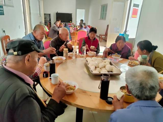 双泉镇志愿者暖心行动：为孤寡老人烹饪美味，传递社会温暖与关怀  第3张