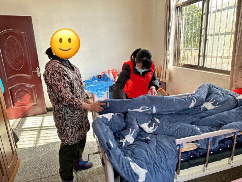 寒冬中的温暖：家庭医生冒雪上门，为卧床老人更换尿管，感动无数人