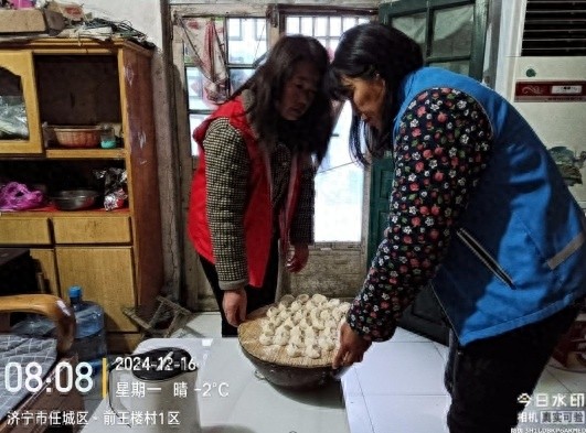 寒冬中的温暖：志愿者用爱心饺子融化孤寡老人的心  第1张