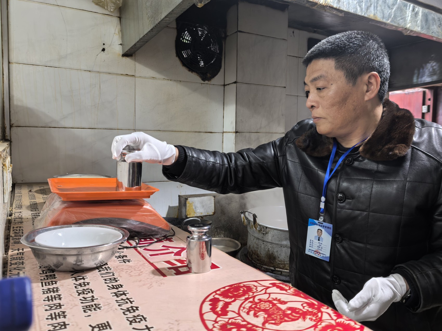冬至将至，资阳市场监管部门突击检查羊肉汤店，揭秘电子秤背后的秘密  第2张