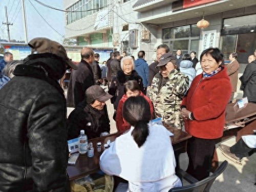 12月18日江西商务厅送医进村，义诊团队赢得群众一致好评