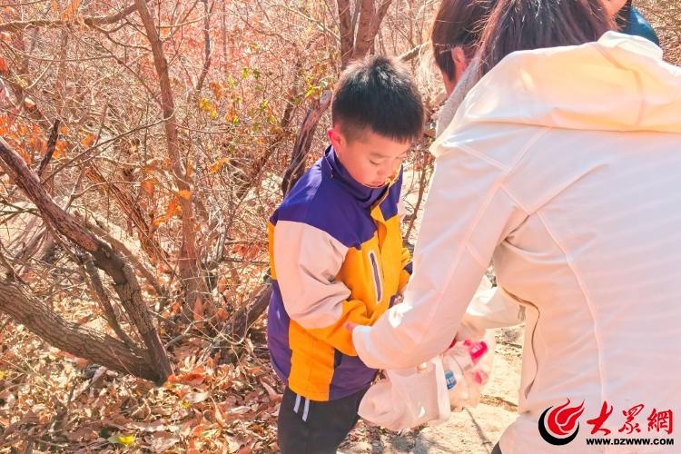 爬山捡垃圾，意外收获满满！这位初中生的环保行动感动了无数人  第2张