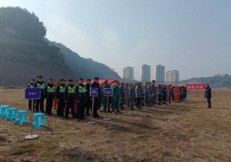 惊险！巴中森林火灾应急演练现场直击，20名民警半小时内集结，火势凶猛如何应对？