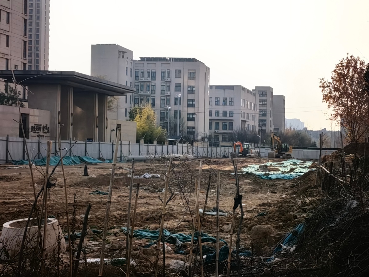 700米路围挡多年未修，金洼小学孩子们的上学路何时才能畅通？  第3张
