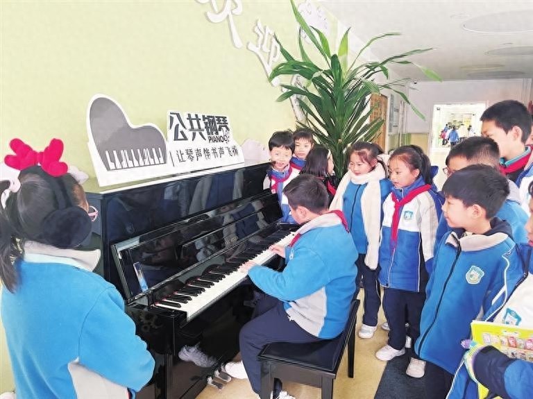 兰州小学惊现公共钢琴课，艺术与书声齐飞，孩子们的梦想在这里起航