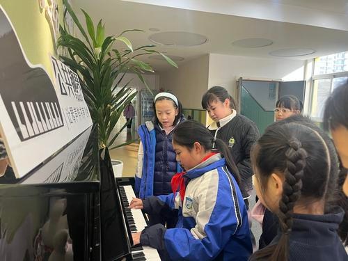 兰州小学惊现公共钢琴课，艺术与书声齐飞，孩子们的梦想在这里起航  第2张