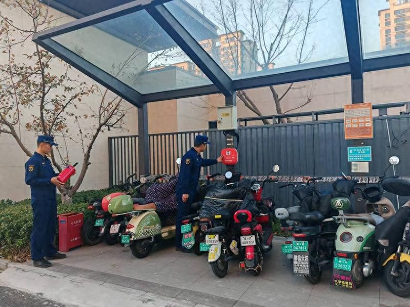 廊坊开发区消防救援大队深入社区农村，严查电动自行车安全隐患，守护您的安全  第1张
