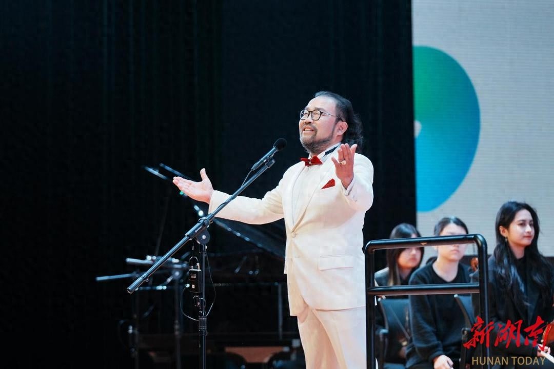 湖南信息学院上演震撼交响音乐会，杨圣长深情献唱经典曲目