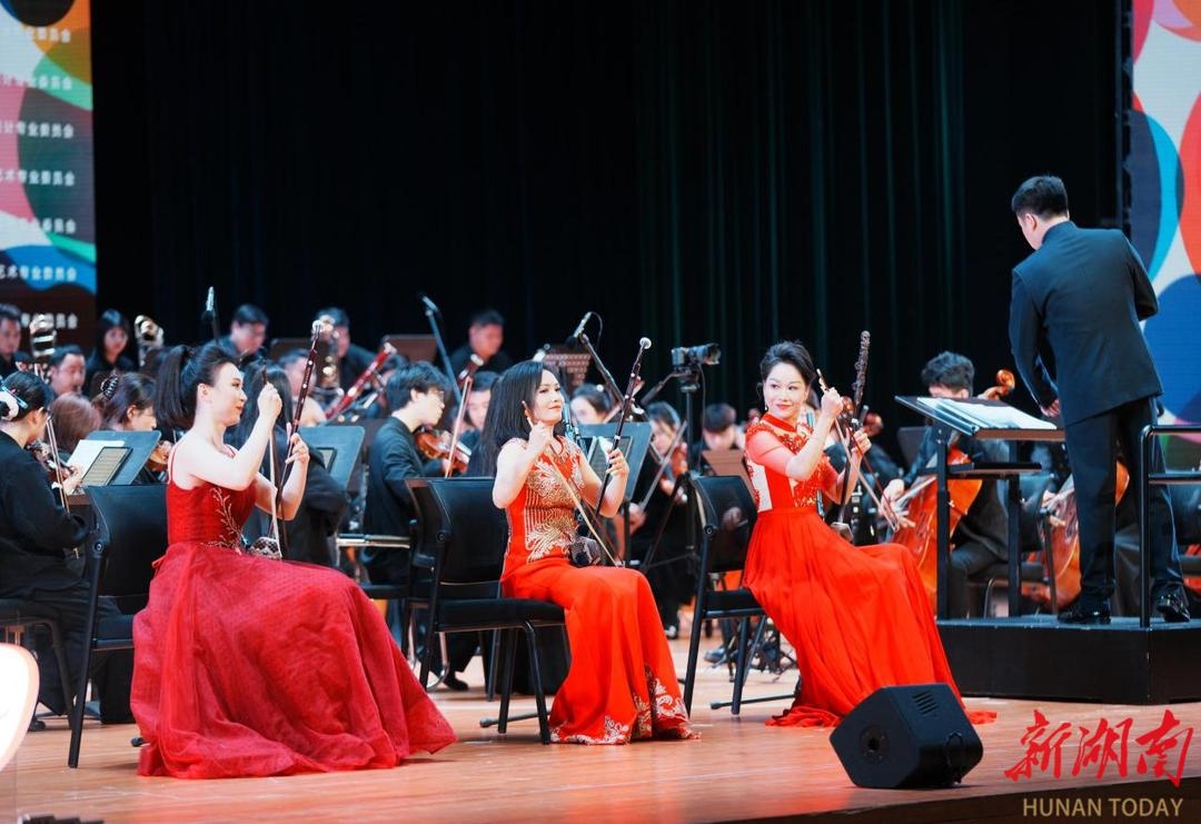 湖南信息学院上演震撼交响音乐会，杨圣长深情献唱经典曲目  第2张