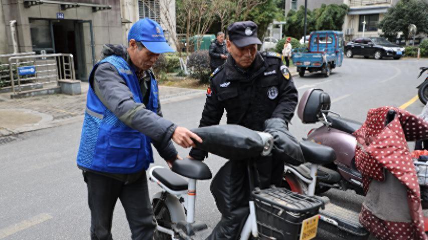 父女齐心，共筑温馨家园：朱跃国与陈梦玲的无私奉献如何改变了90户居民的生活  第1张