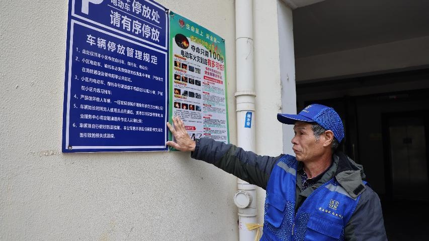 父女齐心，共筑温馨家园：朱跃国与陈梦玲的无私奉献如何改变了90户居民的生活  第2张