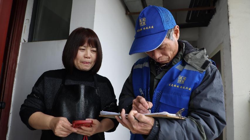 父女齐心，共筑温馨家园：朱跃国与陈梦玲的无私奉献如何改变了90户居民的生活  第3张