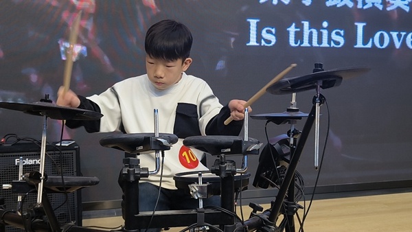 震撼！西飞第四小学器乐大赛，19名天才少年惊艳全场，你绝对想不到的精彩瞬间  第5张