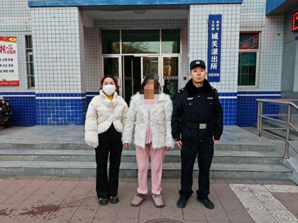 警灯闪烁，脚步不停：彬州公安一日救助3名走失群众，温暖人心  第1张