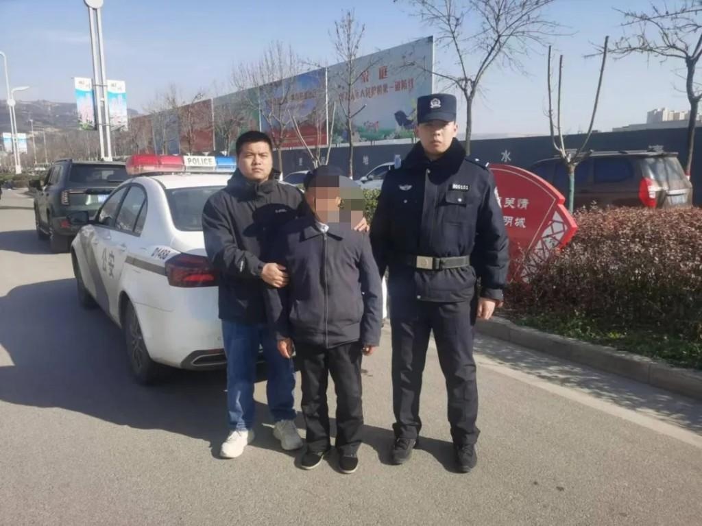 警灯闪烁，脚步不停：彬州公安一日救助3名走失群众，温暖人心  第2张