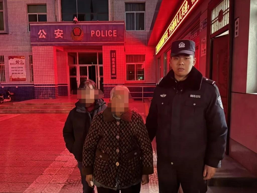警灯闪烁，脚步不停：彬州公安一日救助3名走失群众，温暖人心  第3张