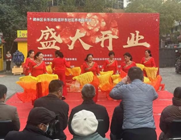 12月18日，西安市第九医院专家团队亲临环东社区养老服务站，为居民提供免费义诊和健康指导