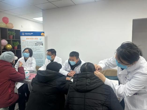 12月18日，西安市第九医院专家团队亲临环东社区养老服务站，为居民提供免费义诊和健康指导  第2张