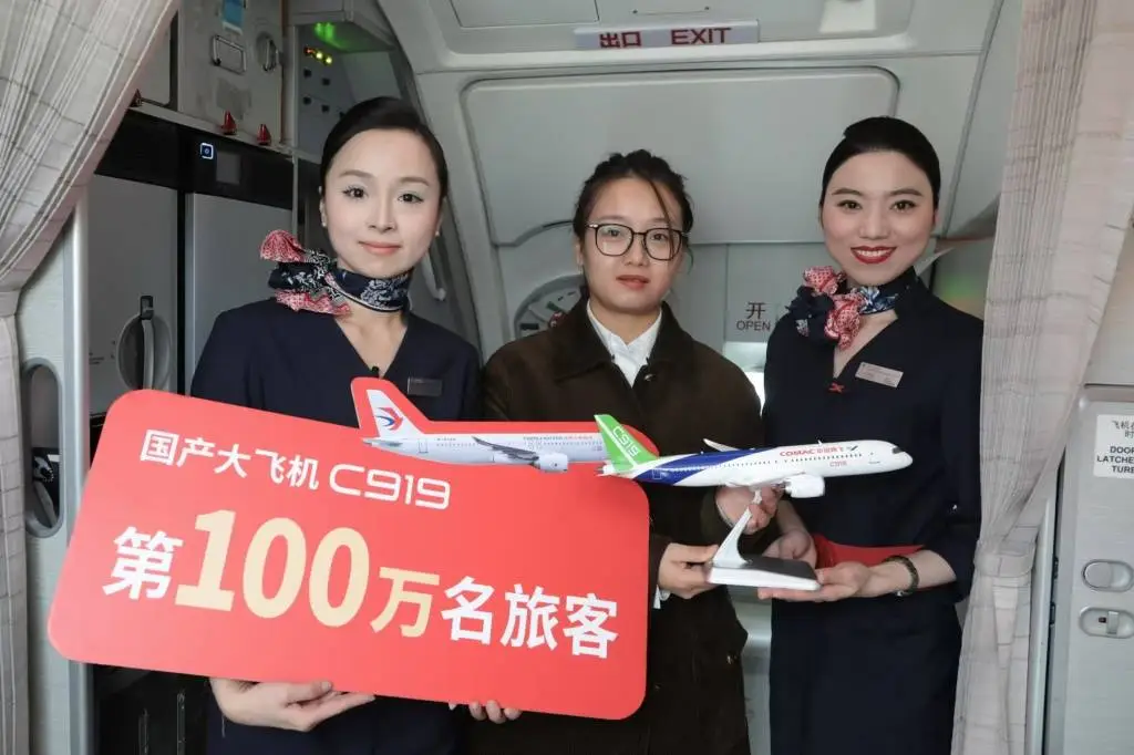 国产大飞机C919迎来第100万名旅客，林女士的幸运与自豪