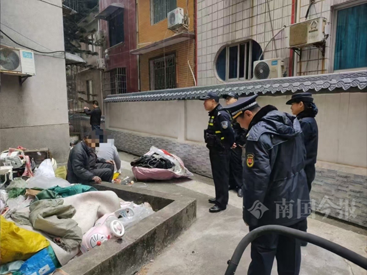 七旬阿伯捡废品成瘾，堆积如山引发社区大清理，邻居们终于松了一口气  第1张