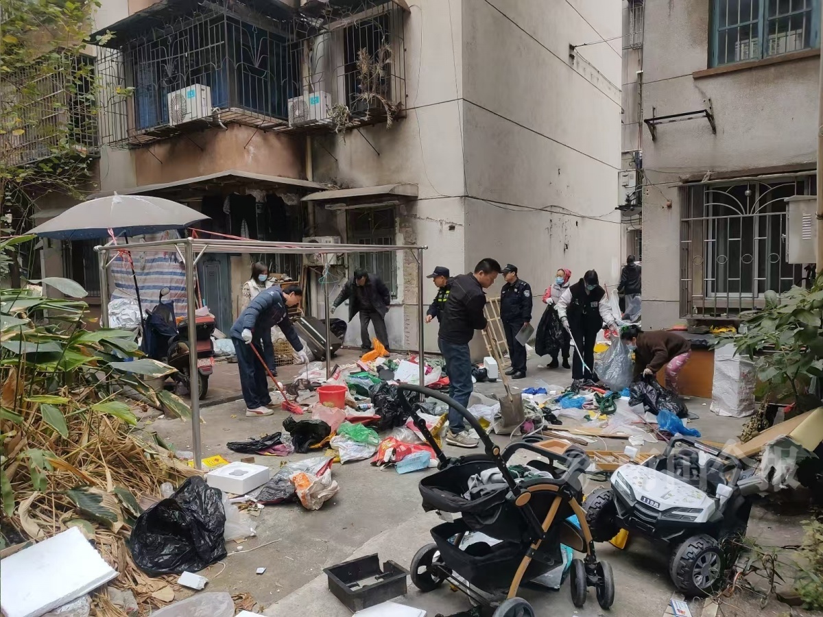 七旬阿伯捡废品成瘾，堆积如山引发社区大清理，邻居们终于松了一口气  第2张