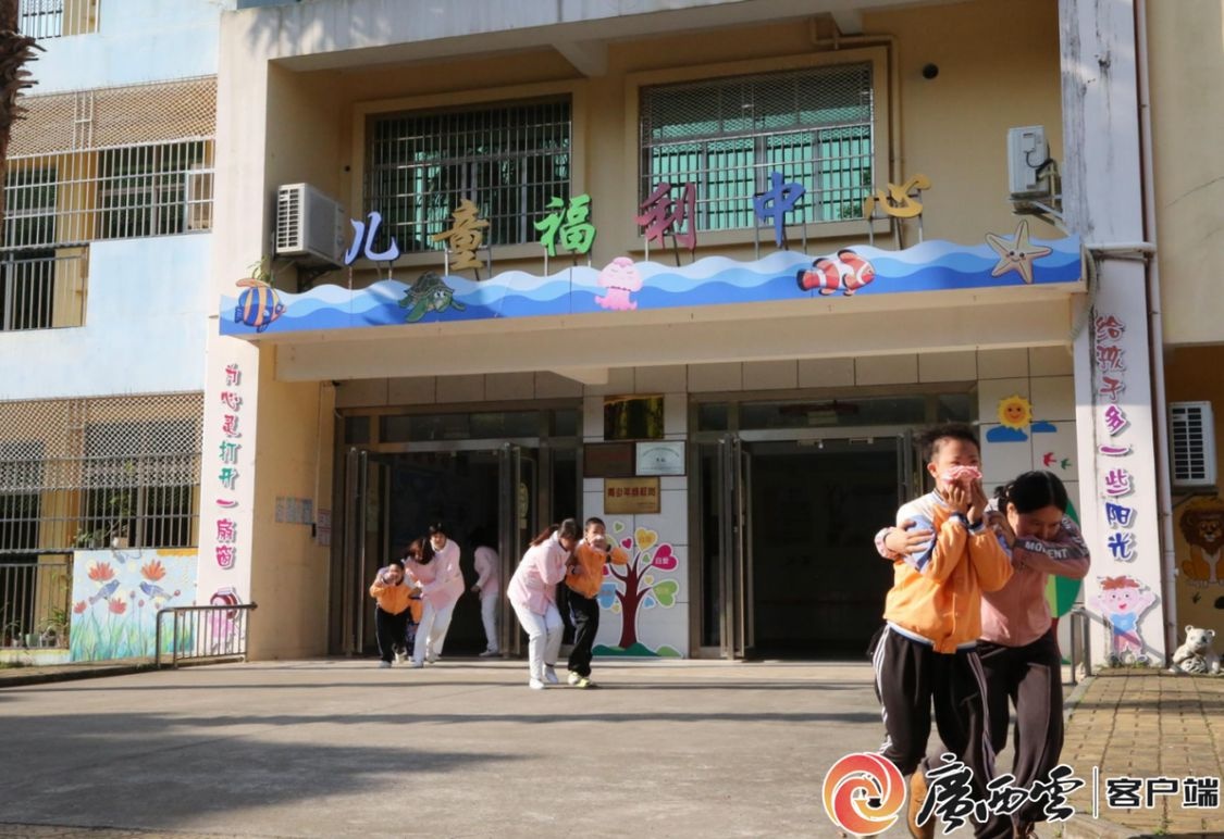 惊心动魄！广西儿童福利机构消防演练现场直击，3名被困人员生死一线  第2张
