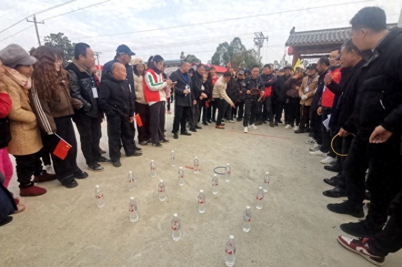 白吟浪村首次趣味运动会火爆开幕，300多群众热情参与，现场欢乐如潮  第1张