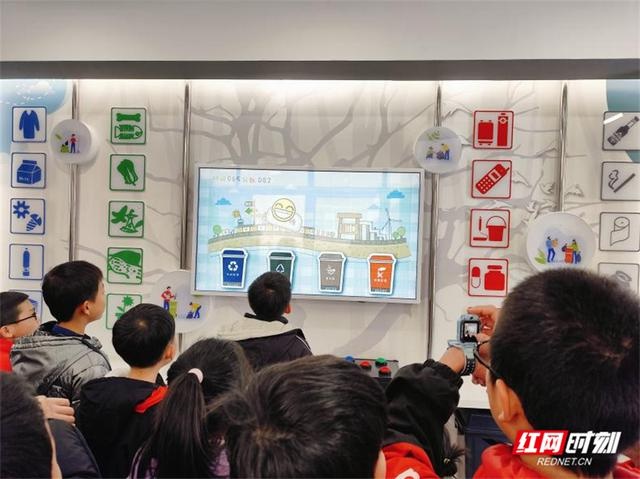 张家界小学生亲身体验垃圾处理，‘绿水青山’理念深入童心，参观现场惊叹连连  第2张
