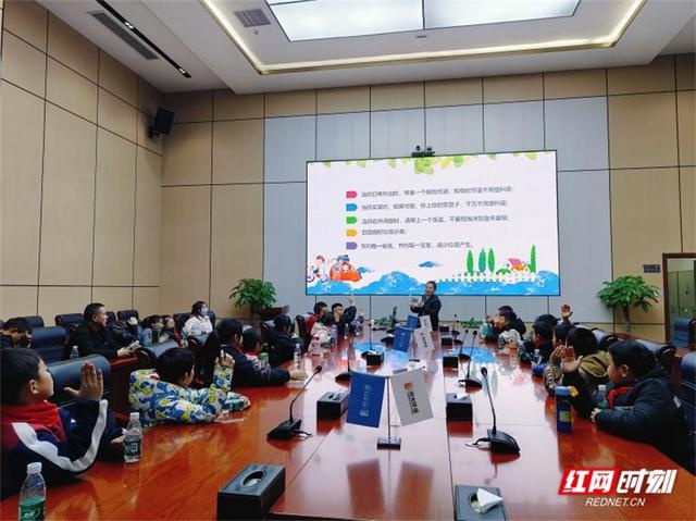 张家界小学生亲身体验垃圾处理，‘绿水青山’理念深入童心，参观现场惊叹连连  第4张
