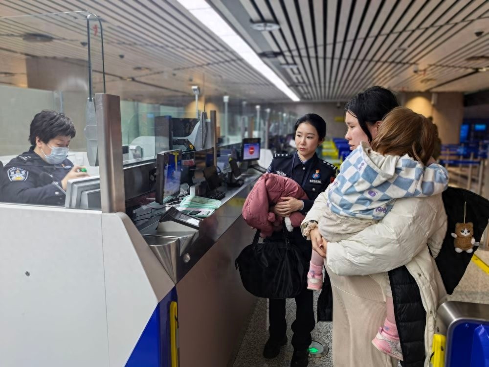 哈尔滨亚冬会倒计时！机场口岸入境人次突破50万，冰雪旅游热潮引爆全球关注  第1张