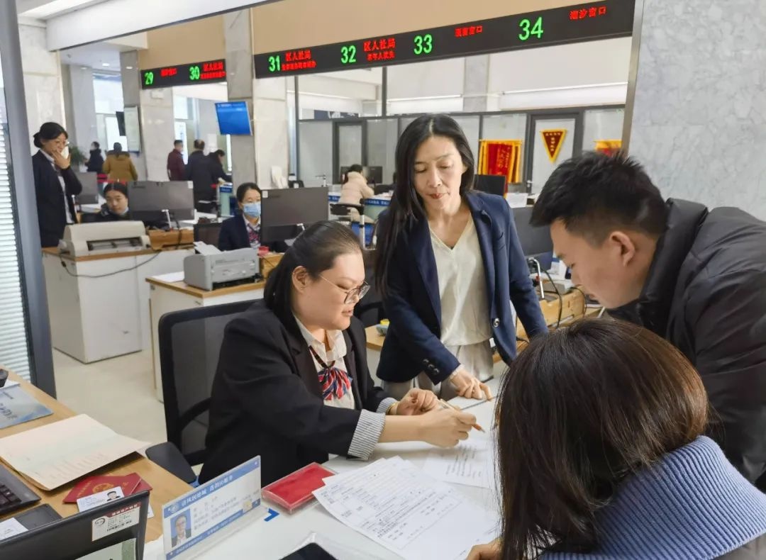 市不动产登记中心副主任亲身体验窗口服务，揭秘业务流程优化背后的故事