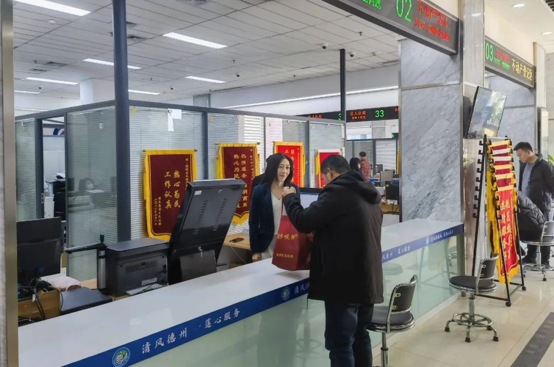 市不动产登记中心副主任亲身体验窗口服务，揭秘业务流程优化背后的故事  第2张