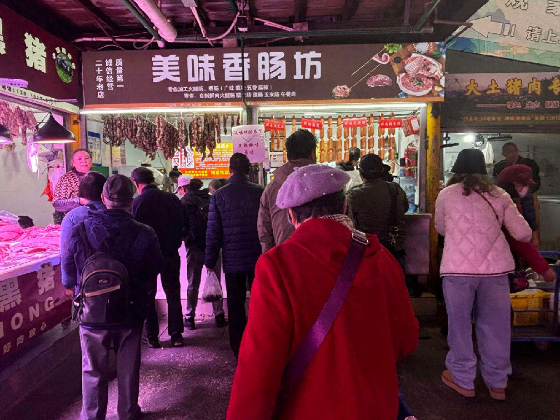 昆明香肠热潮来袭！秘制调料与传统工艺的完美结合，市民排队抢购  第1张