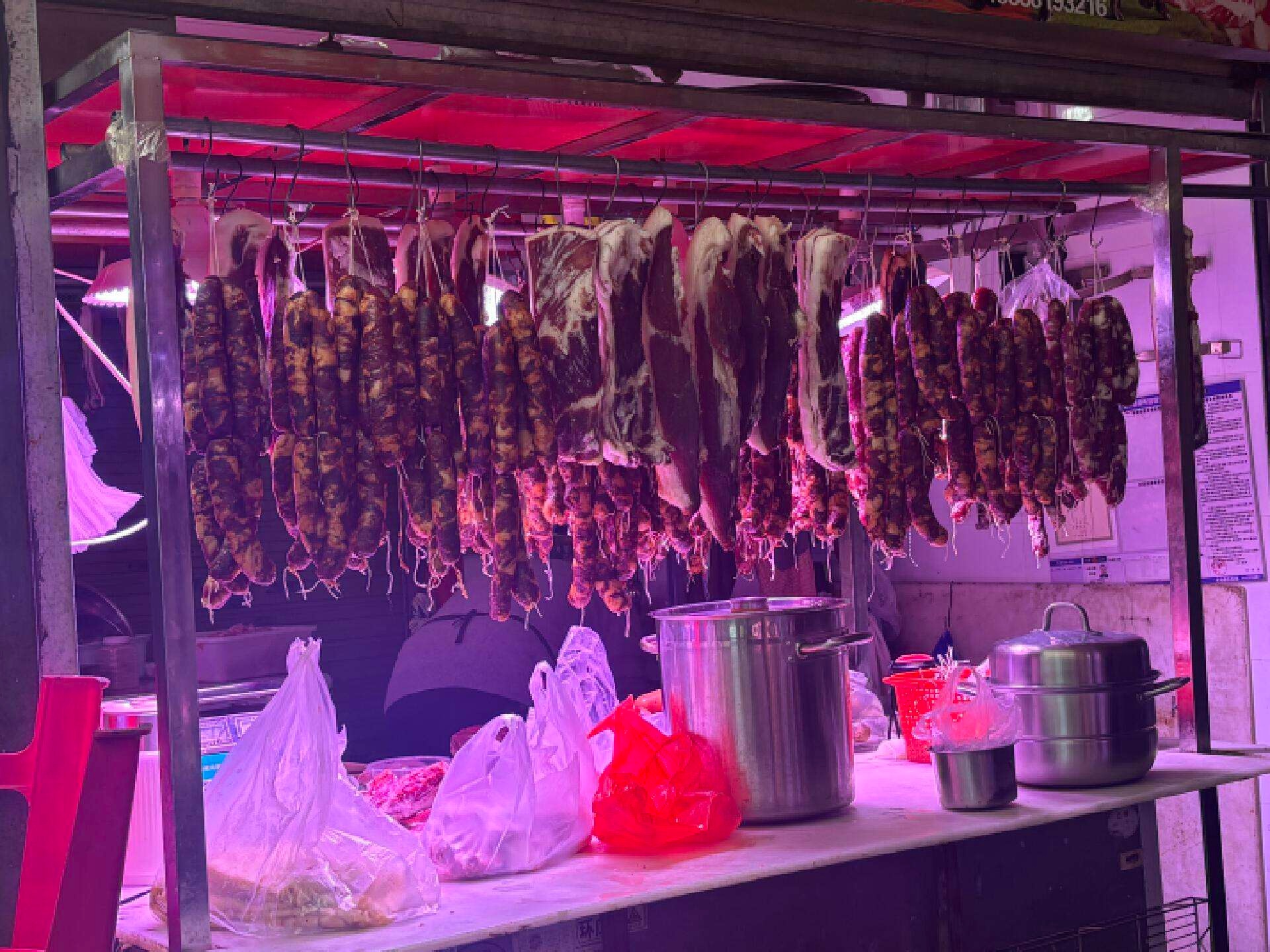 昆明香肠热潮来袭！秘制调料与传统工艺的完美结合，市民排队抢购  第3张
