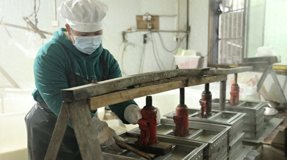 冬日暖心美食：探秘贵州麻江仫佬族非遗灰拔豆腐，400年传承的独特风味  第1张