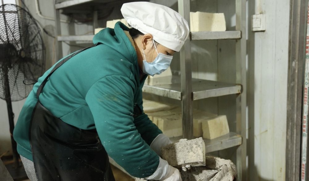 冬日暖心美食：探秘贵州麻江仫佬族非遗灰拔豆腐，400年传承的独特风味  第3张