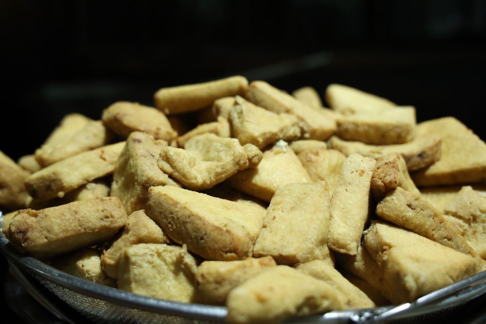 冬日暖心美食：探秘贵州麻江仫佬族非遗灰拔豆腐，400年传承的独特风味  第4张