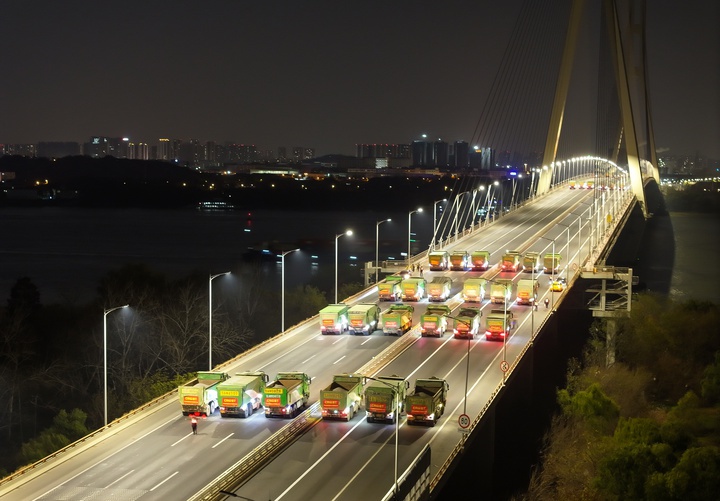南京八卦洲长江大桥首次全封闭体检，12辆重载渣土车深夜上桥，荷载试验揭秘  第2张
