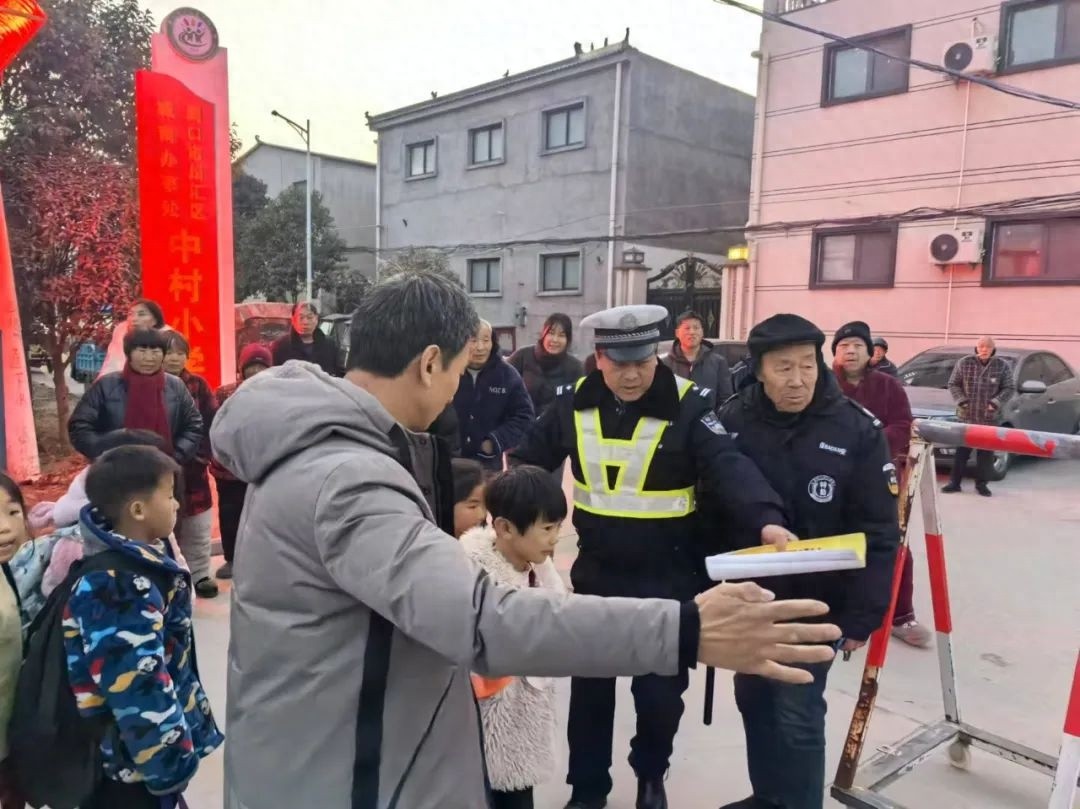 冬季护学岗：周口交警如何为师生筑起安全屏障？