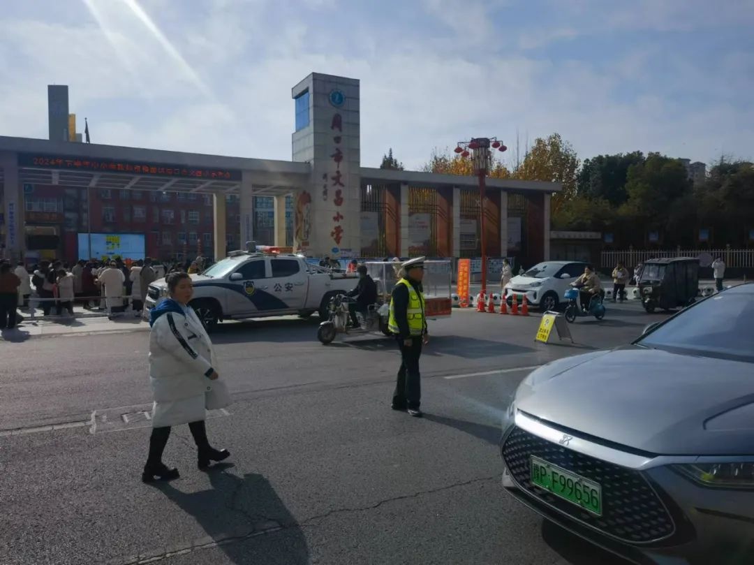 冬季护学岗：周口交警如何为师生筑起安全屏障？  第3张