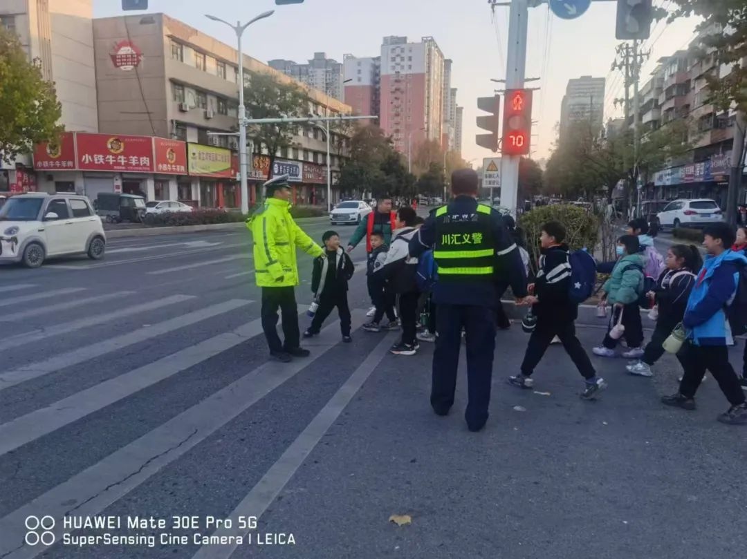 冬季护学岗：周口交警如何为师生筑起安全屏障？  第4张