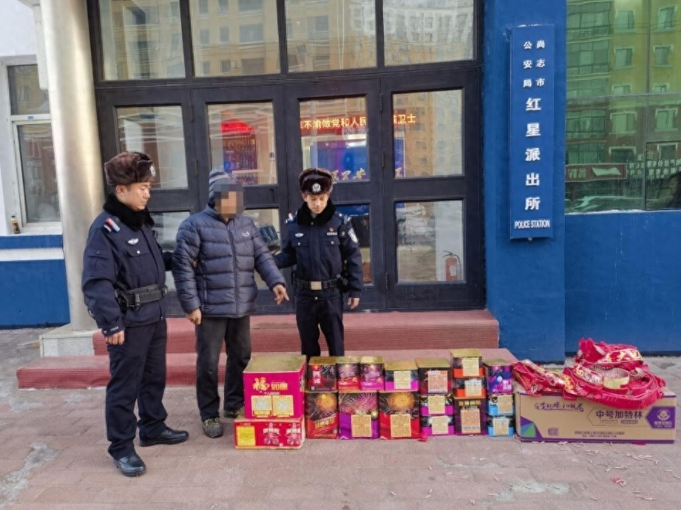 惊！哈尔滨警方突击排查，竟在居民家中发现22件非法烟花爆竹，安全隐患不容忽视