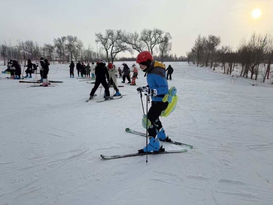 零基础变滑雪高手？全国体育教师冰雪培训揭秘，教练一对一指导，学员直呼过瘾  第4张