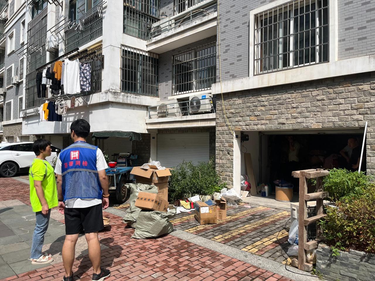 危险！嘉善一居民区车库私拉线路，网格员及时制止  第2张