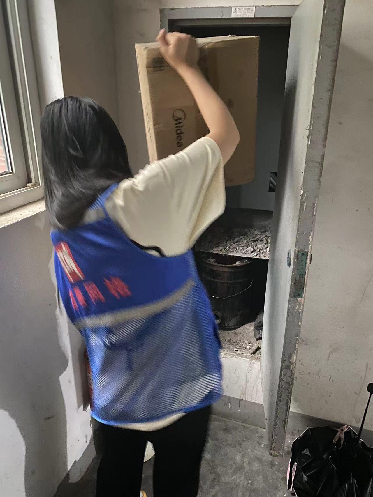 危险！嘉善一居民区车库私拉线路，网格员及时制止  第3张