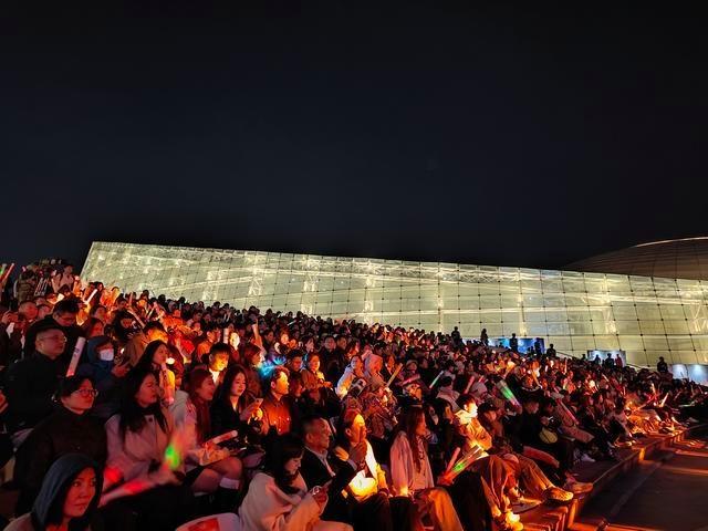 鹿先森乐队点燃秋夜！河南艺术中心文化广场举办肆野风专场演唱会  第4张